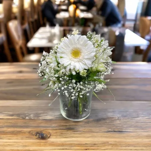 Centro de mesa con flores gerberas y astromelias